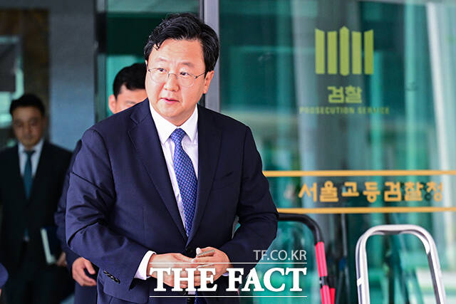 정진우 신임 서울중앙지검장이 4일 오후 서울 서초구 서울 서초구 서울고등검찰청 청사를 나서고 있다./남윤호 기자