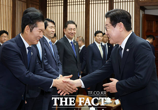 시정연설을 위해 국회를 방문한 이재명 대통령(오른쪽)이 지난 4일 국회의장접견실에서 열린 환담에서 정청래 더불어민주당 대표와 악수하고 있다. /배정한 기자