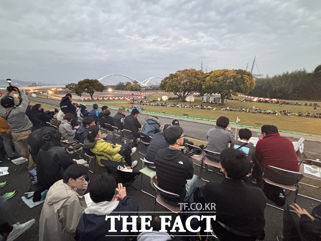 토요타시 야하기강 둔치에서 진행된 토요타 시티 슈퍼 스페셜 스테이지(SSS) 현장. 수백 명의 관람객이 랠리카 주행을 지켜보고 있다. /황지향 기자