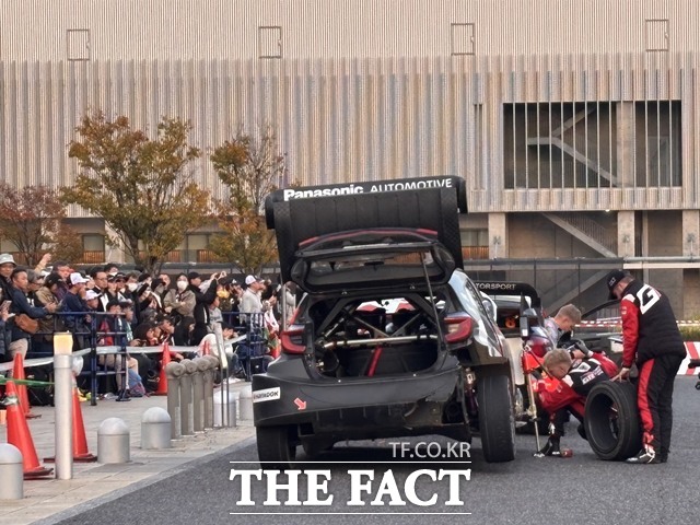 토요타시 도심 스테이지 인근에서 랠리카를 점검 중인 TGR-WRT 팀원들. 차량 뒤편에는 응원에 나선 시민들이 모여 있다. /황지향 기자