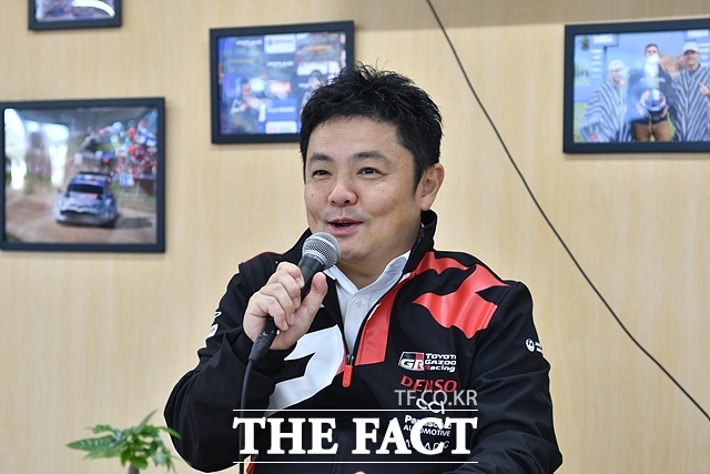 타카하시 토모야 토요타 가주 레이싱(GR) 사장이 6일 일본 아이치현 토요타시 토요타 스타디움에서 한국 기자단과 인터뷰를 하고 있다. /WRC 랠리 재팬 공동 취재단