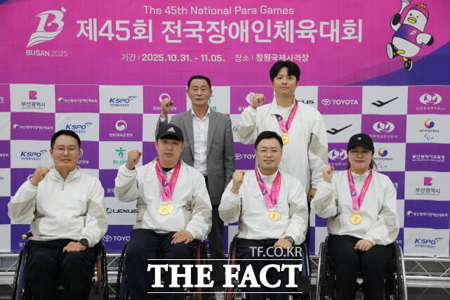 앞줄부터 장성원 감독 조정두, 김정남, 박미선 선수와 (뒷줄오른쪽) 최재윤선수 등 사격부문 선수단이 수상후 기념촬영을 하고 있다. /세종시