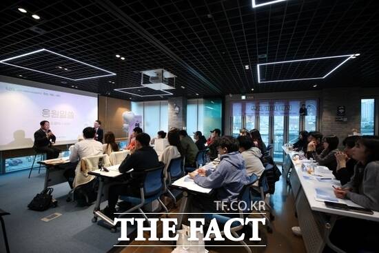 경기 남양주시가 지난 8일 청년창업센터 4층 교육실에서 진행한 2025 청년 결혼학교에 참석한 청년들과 주광덕 경기 남양주시장(왼쪽)이 결혼생활에 대한 대화를 나누고 있다. /남양주시