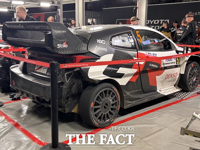 랠리 재팬 서비스 파크에서 점검 중인 토요타 GR 야리스 랠리1 차량. /황지향 기자