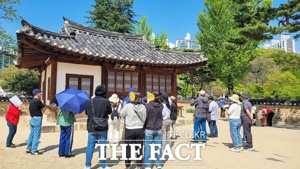 대전 대덕구 시티투어 대덕 고래(Go來)여행 역사힐링코스에 참여한 관광객들이 동춘당을 둘러보고 있다. /대덕구