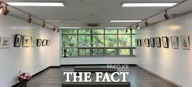 이동문 작가 구순의 붓끝, 꽃, 새 깃들다 전시회 모습. /안양시