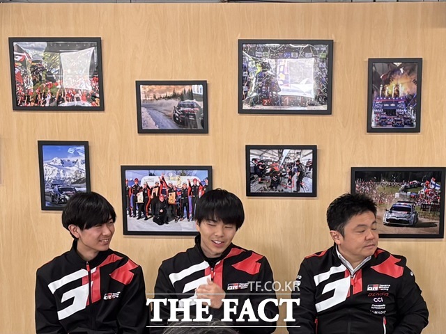 8일 일본 토요타시에서 열린 WRC 챌린지 프로그램 미디어 라운드 테이블에서 (왼쪽부터) 드라이버 야나기다 간타, 마츠시타 다쿠미, 타카하시 토모야 토요타 가주 레이싱(GR) 사장이 대화를 나누고 있다. /아이치현=황지향 기자