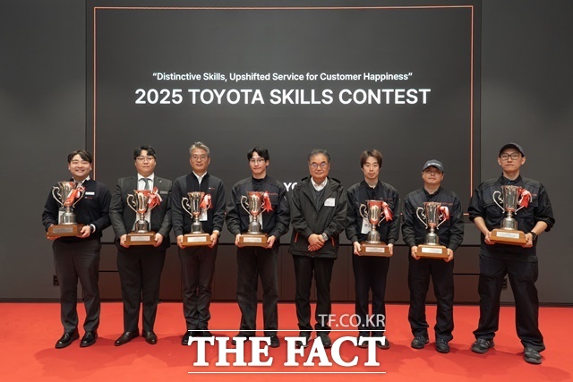 콘야마 마나부 한국토요타자동차 사장이 2025 토요타 스킬 콘테스트 부문별 1위 수상자와 함께 기념 촬영을 하고 있다. /한국토요타