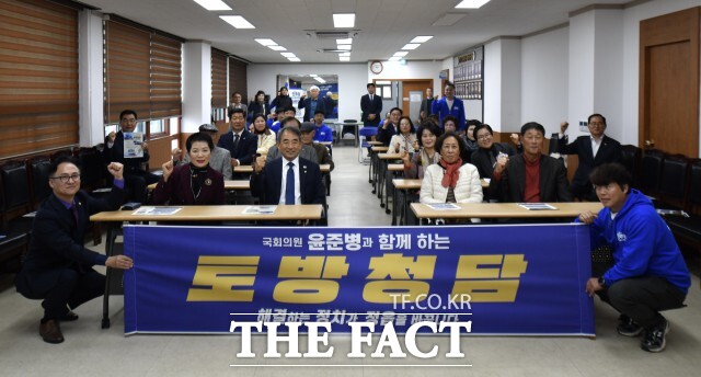 윤준병 의원이 8일 정읍시 연지동주민센터에서 약 70여 명의 주민들과 함께 토방청담(土訪聽談)을 했다. /윤준병 의원실