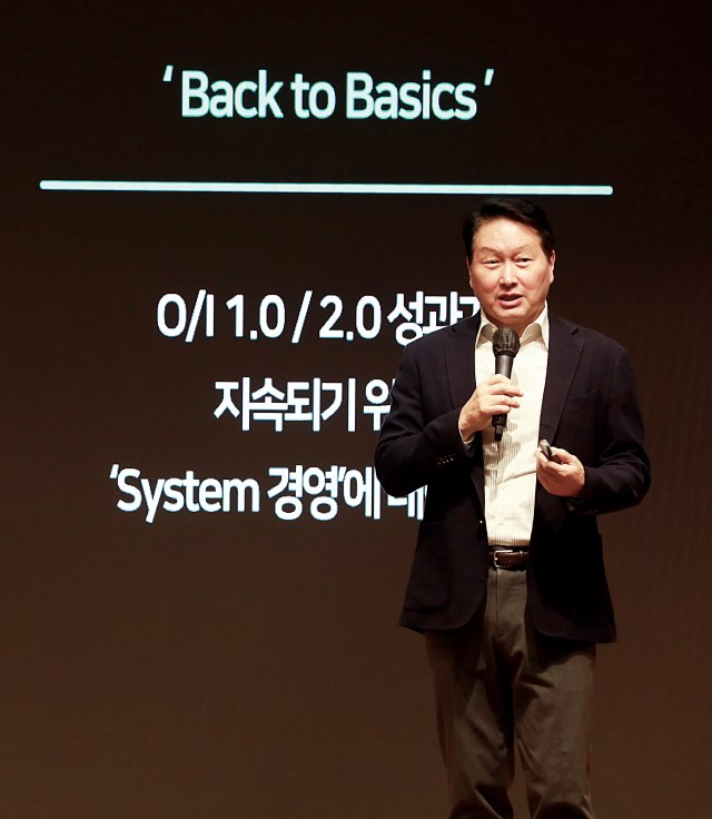 최태원 SK그룹 회장이 지난 6~8일 경기 이천 SKMS연구소에서 열린 2025 CEO(최고경영자) 세미나 폐회사를 통해 기본적인 바탕없이 AI(인공지능) 전환을 추진하면 실패를 맞는 것과 마찬가지라며 사업 운영개선(O/I) 지속성을 강조했다. /SK그룹