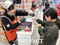  '삼양1963' 시식행사 하는 시민들 [포토]