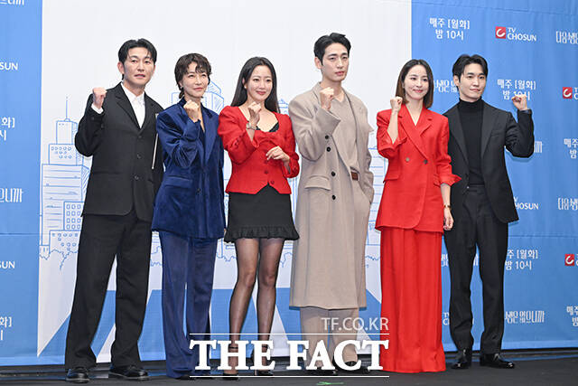 배우 허준석 진서연 김희선 윤박 한혜진 장인섭(왼쪽부터)이 10일 오후 서울 마포구 상암동 스탠포드 서울에서 열린 TV조선 월화드라마 다음생은 없으니까 제작발표회에 참석해 포즈를 취하고 있다. /서예원 기자