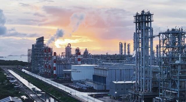 롯데건설은 인도네시아 LINE 프로젝트가 준공을 마치고, 지난 6일 인도네시아 반텐주 찔레곤시에서 준공식을 가졌다고 10일 밝혔다. /롯데건설