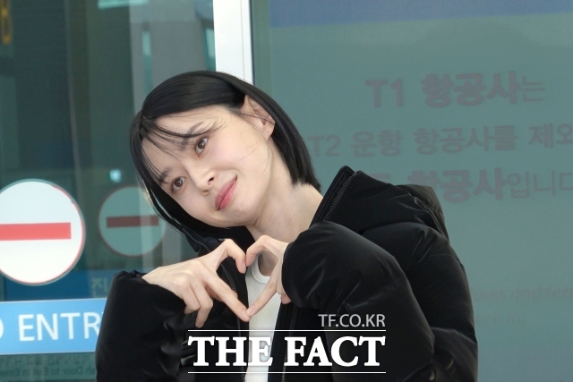 추운 날씨에도 다양한 포즈로 포토타임을 빛낸 권나라. /이상빈 기자