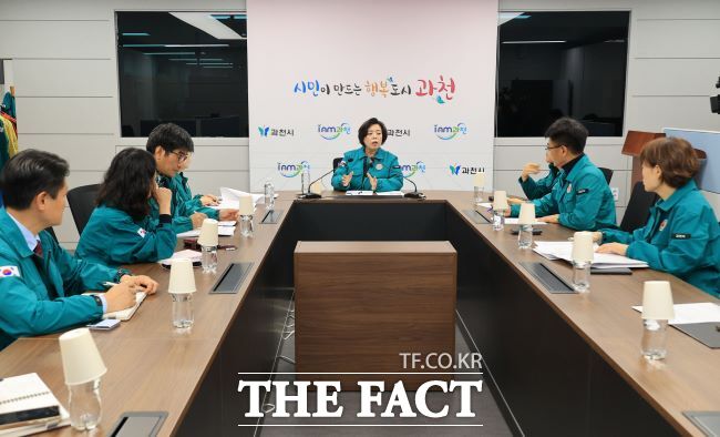 신계용 과천시장이 비상대책본부회의를 주재하고 있다. /과천시