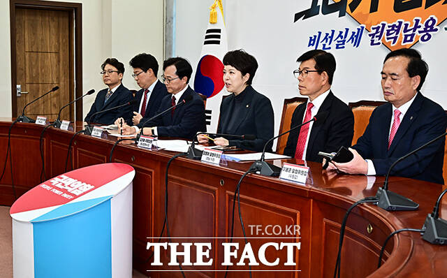 김은혜 국민의힘 원내정책수석부대표(가운데)가 10일 오후 서울 여의도 국회에서 기자회견을 열고 10·15 부동산 대책 통계조작 관련 발언을 하고 있다. /국회=배정한 기자