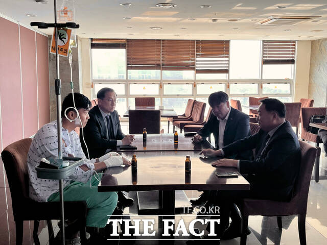 주영국 전남소방본부장(왼쪽에서 3번째), 최무경 전남도의원(왼쪽에서 4번째)이 병원을 방문해 부상한 여수소방서 대원을 위문하고 있다. /여수소방서