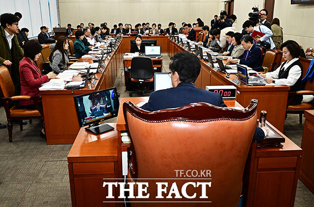 박주민 복지위원장이 10일 오전 서울 여의도 국회에서 열린 보건복지위원회 전체회의에 참석해 안건을 상정하고 있다.