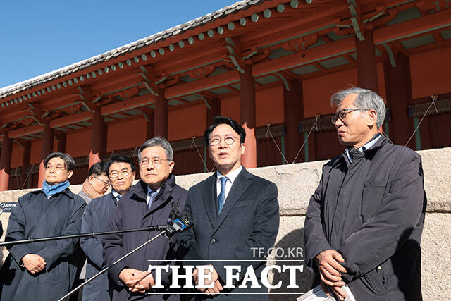 김민석 국무총리(오른쪽)가 10일 오전 서울 종로구 종묘 중정 하월대에서 허민 국가유산청장, 유홍준 국립중앙박물관장으로부터 세운상가 재개발 계획에 따른 영향에 대해 보고 받고 있다. /청사사진기자단