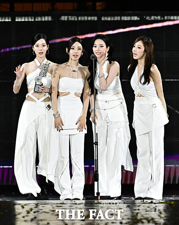 그룹 에스파가 2026년 4월 11일과 12일 오사카 쿄세라돔 첫 입성과 25일과 26일 도쿄돔 세 번째 공연 소식을 발표했다. 사진은 2025 더팩트뮤직어워즈에 참석한 에스파가 수상 소감을 발표하는 모습이다./배정한 기자