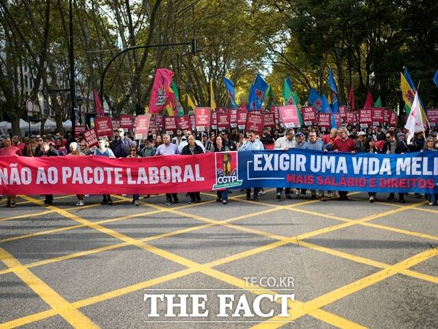 이날 시위대는 노동 패키지에 반대한다는 포스터를 들고 2026년까지 월 최저임금을 1050 유로(약 176만4000원)으로 인상할 것을 요구했다. 사진은 이날 해당 피켓을 든 시위대. /AP.뉴시스