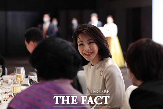 김건희 여사 연루 의혹을 수사하는 민중기 특별검사팀이 최근 김 여사 사저에서 디올과 로저비비에 등 명품 제품을 압수했으나, 오는 24일 예정된 김 여사 조사에서는 기존 귀금속 수수 의혹에 한정해 조사가 이뤄질 전망이다. /더팩트 DB