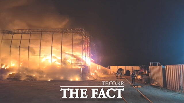 10일 오전 0시 18분쯤 발생한 충남 천안시 서북구 입장면 자원순환시설 창고 화재 현장. 소방당국이 진화 작업을 벌이고 있다. /천안서북소방서