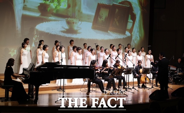 대전 서구 소리새여성합창단 제34회 정기연주회가 9일 목원대학교 콘서트홀에서 가을의 서정을 담아 서구민들에게 감동을 선사하며 공연을 마쳤다. /대전 서구