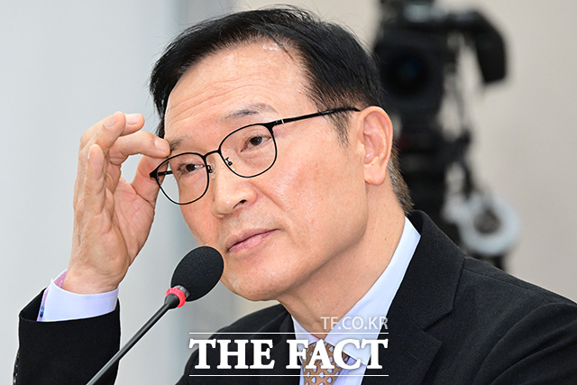 임태희 경기도교육감이 20일 서울 여의도 국회에서 열린 교육위원회의 서울교육청 등에 대한 국정감사에 출석해 질의를 듣고 있다. /국회=남윤호 기자