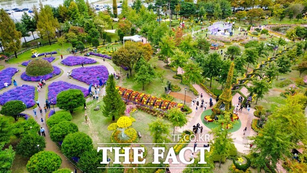 10월 18일부터 11월 9일까지 유림공원 일원에서 열린 2025 유성국화축제가 성황리에 막을 내렸다. 사진은 축제장 전경. /유성구