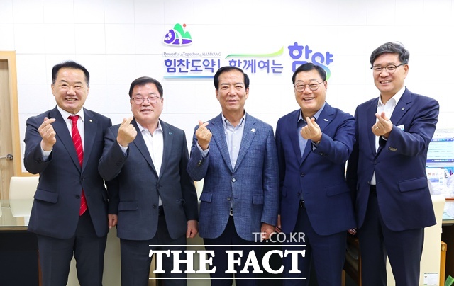 제7차 서부경남 4개군 행정협의회가 함양군에서 개최됐다. 왼쪽부터 신성범 국회의원, 이승화 산청군수, 구인모 거창군수, 김윤철 합천군수, 진병영 함양군수. /함양군