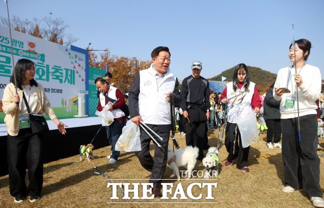 박승원 광명시장이 시민들과 펫플로깅을 하고 있다. /광명시
