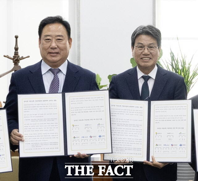 지난 7일 국회를 방문한 김돈곤 군수가 농림축산식품해양수산위원회 어기구 위원장을 만나 농어촌 기본소득 시범사업의 국비 비율 상향을 건의하고 있다. /청양군