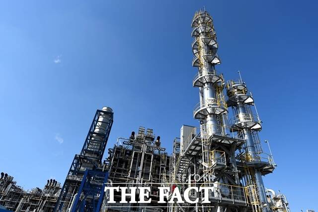 한화토탈에너지스는 NCC에서 탄소 배출 저감과 기후 변화에 대응하기 위한 탄소 포집 파일럿 설비의 실증 운전을 시작했다. 한화토탈에너지스가 대산공장에서 실증 운전을 시작한 탄소 포집 파일럿 설비. /한화토탈에너지스