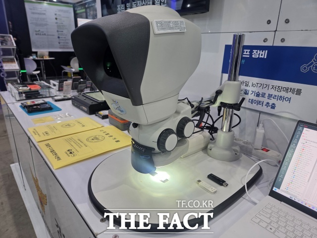 경찰청은 10일 캄보디아 프놈펜에서 캄보디아 경찰청과 코리아 전담반 설치에 관한 양해각서(MOU)를 체결했다고 밝혔다. 이날 현지에서는 코리아 전담반 개소식도 열렸다. 사진은 경찰청 디지털포렌식 현미경 모습./김영봉 기자