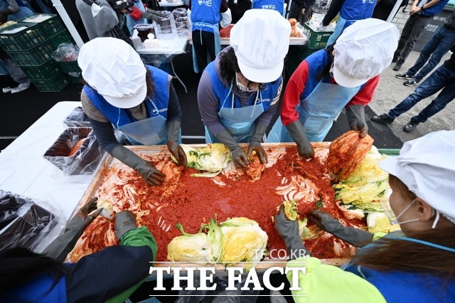 대학수학능력시험일(11월13일)을 하루 앞둔 11일 전국 대부분 지역이 오전에 구름이 있다가 오후부터 맑은 날씨를 유지할 것으로 관측됐다. 내륙을 중심으로 서리가 내리는 곳이 있겠다. 사진은 최근 서울 강서구 강서노인종합복지관에서 열린 취약계층을 위한 김장김치 나눔 봉사활동 모습. /박헌우 기자