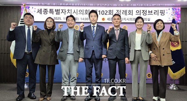 임체성 시의장(가운데)과 각 상임위원장이 10일 시의회 대회의실에서 어론브리핑을 갖고 화이팅을 외치고 있다. /김형중 기자
