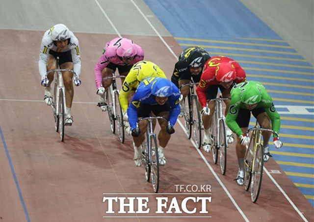 광명스피돔에서 경주에 출전한 선수들이 치열한 경합을 벌이고 있다./국민체육진흥공단