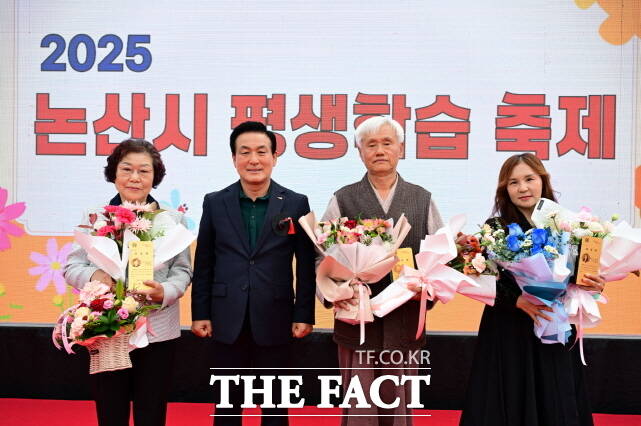 백성현 논산시장(왼쪽서 2번째)이 8일 열린 2025 논산시 평생학습축제 및 제1회 도서문화제에서 유공자 표창을 수여하고 수상자들과 기념 촬영을 하고 있다. /논산시