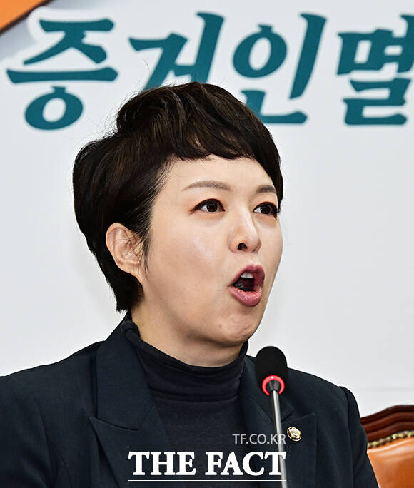 김은혜 국민의힘 원내정책수석부대표(가운데)가 10일 오후 서울 여의도 국회에서 기자회견을 열고 10·15 부동산 대책 통계조작 관련 발언을 하고 있다. /국회=배정한 기자