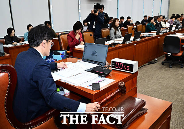 안건 상정하는 박주민 복지위원장.