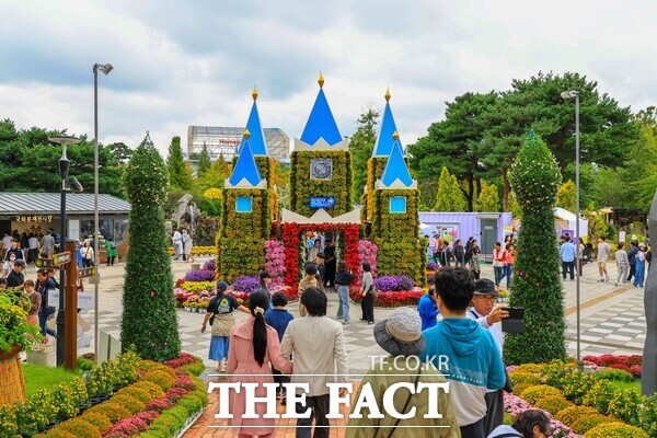 10월 18일부터 11월 9일까지 유림공원 일원에서 열린 2025 유성국화축제가 성황리에 막을 내렸다. /유성구