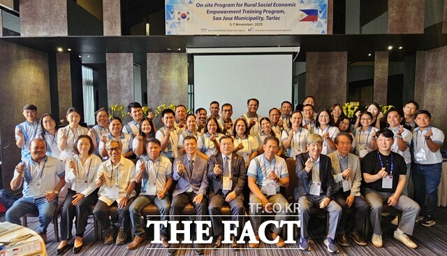 한국농어촌공사가 한국국제협력단 글로벌 연수 사업의 일환으로 필리핀 딸락주 산호세시 지방 공무원 30명을 대상으로 필리핀 농촌 개발 역량 강화 현지 연수를 실시하고 있다. /한국농어촌공사