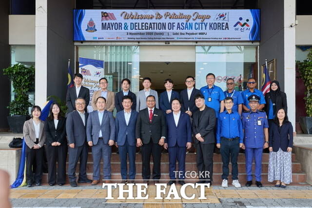 오세현 아산시장이 모하맛 자하이 빈 하지 사밍온 말레이시아 페탈링자야 시장과 페탈링자야 시청 방문 기념 촬영을 하고 있다. /아산시