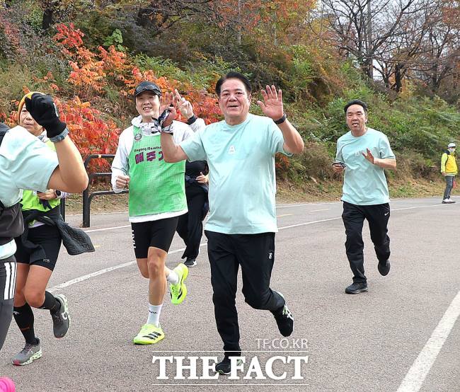 최대호 안양시장(가운데)이 ‘런위드안양’에서 달리고 있다. /안양시