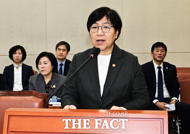 정은경 보건복지부 장관은 내년 의료·요양·돌봄 통합지원(이하 통합돌봄) 예산을 모든 시군구에 지원하는 것에 대해 재정당국, 국회와 협의하겠다고 10일 밝혔다. 사진은 이날 정은경 장관이 서울 여의도 국회에서 열린 보건복지위원회 전체회의에 참석해 2026년도 예산안 관련 제안설명을 하고 있는 모습. /국회=배정한 기자