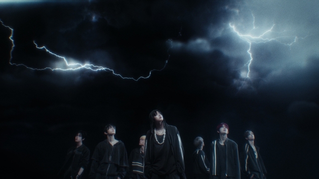 더블 타이틀곡 SOB는 묵직한 베이스라인과 하우스 드럼에 중독성 있는 멜로디가 어우러진 트랙이다. 거침없는 자신감과 카리스마를 대담하게 표현했다. 사진은 뮤직비디오 티저. /언코어