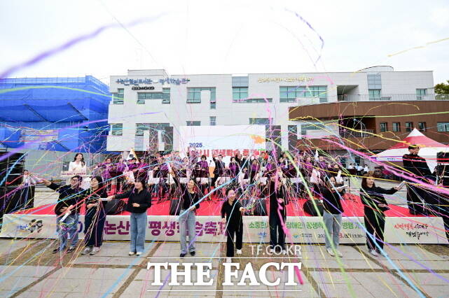 8일 논산열린도서관과 시민가족공원 일원에서 2025 논산시 평생학습축제 및 제1회 도서문화제가 열리고 있다. /논산시