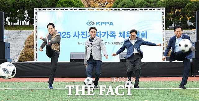 장동혁(왼쪽부터) 국민의힘 대표와 이호재 한국사진기자협회장, 우원식 국회의장, 정청래 더불어민주당 대표가 8일 서울 여의도 국회운동장에서 한국사진기자협회 주최로 열린 '2025 사진기자가족 체육대회'를 방문해 시축하고 있다. /사진공동취재단