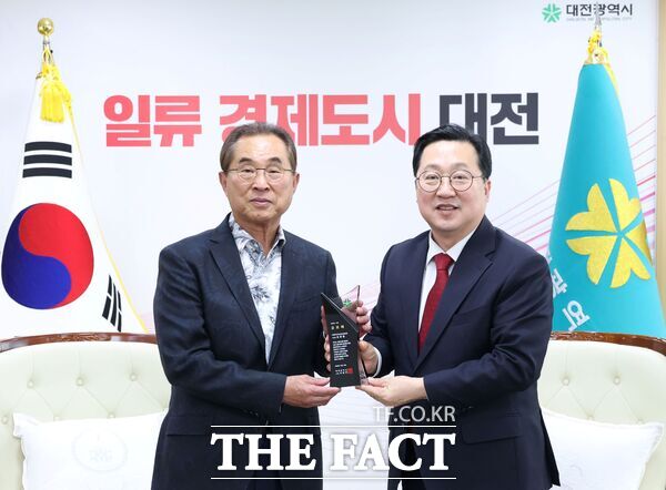 이장우 대전시장이 10일 시청 응접실에서 김광철 대전시버스운송사업조합 이사장(사진 왼쪽)에게 대중교통 발전 유공 공로패를 수여했다. /대전시